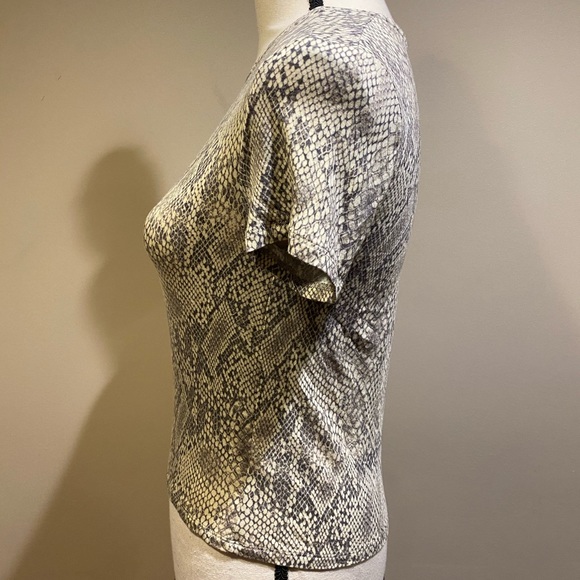 Aritzia Babaton Gray Green Snake Skin Tee Shirt - Picture 4 of 8
